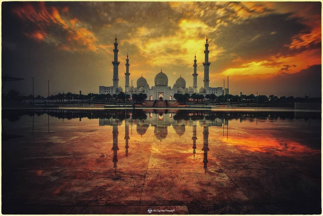 I am not usually  a drama photography lover but this composition was sooo... (Sheikh Zayed Mosque)