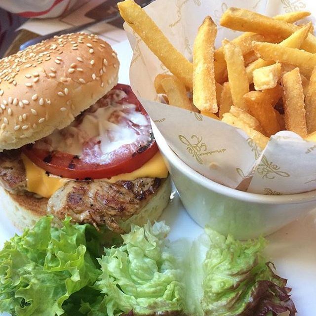I guess today is good choice for a burger @almandaloungroup with your friends or family like she do @mirnaaratimos  (al Mandaloun Group)