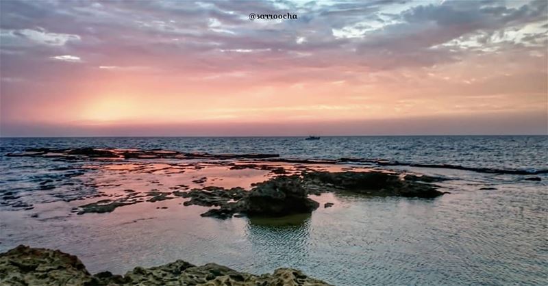 I went following the sun to be alone with everyone 🌇  takenbyme ... (مدينة صور - Tyre City)