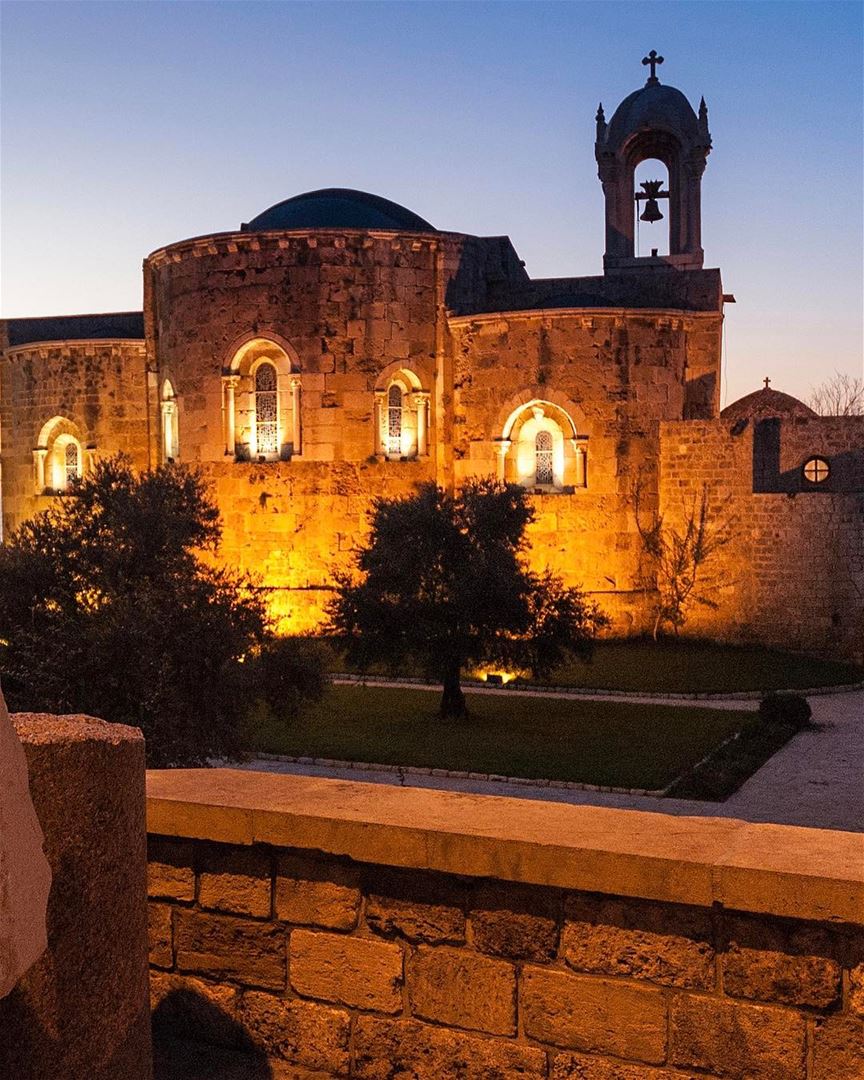 Igreja de São João Batista iluminada no crepúsculo. A construção desta... (St Jean Marc Church, Byblos)