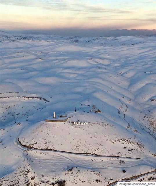 🇱🇧🇧🇷 Imensidão branca das montanhas libanesas cobertas pela neve. É... (Faraya, Mont-Liban, Lebanon)