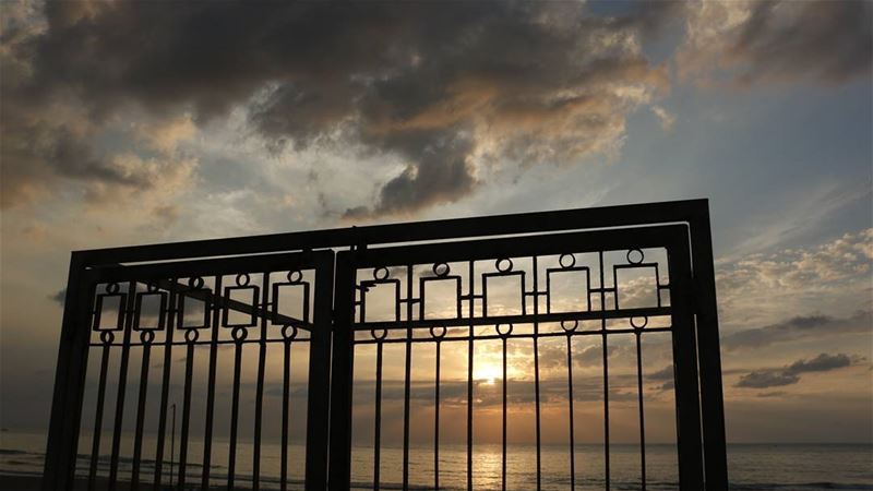 Imprisoned sunset... lebanese  sunset  sunsetlovers  imprisoned  sky ... (Ramlat Al Bayda', Beyrouth, Lebanon)