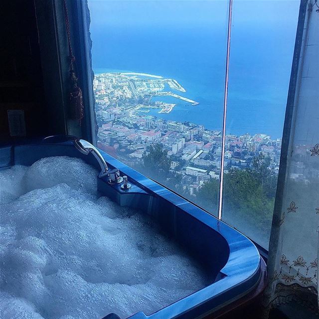 It’s always the right time for a  BathWithaView 🛁 📷 @layalahdab... (Bay Lodge)