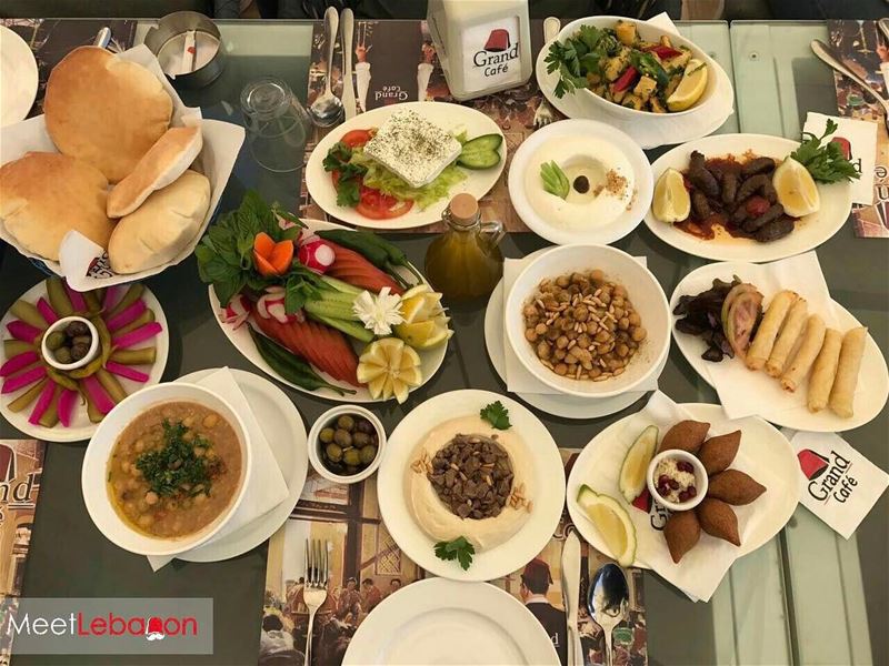 It's lunch time @grandcafe 🍢🍖🥖🥘 Enjoy the beautiful weather  lebanon ☀️ (Grand Café)