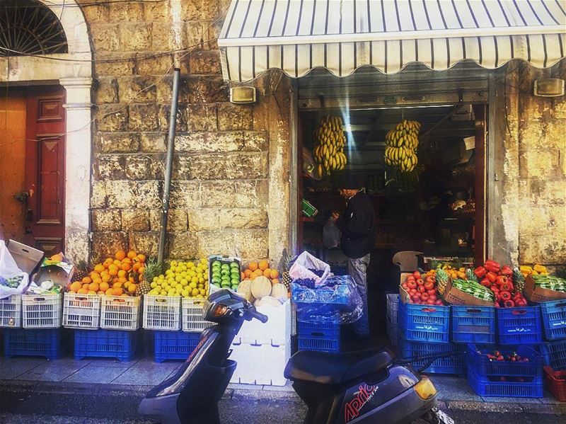  jounieh souk legumes old man lebanon beirut mobilette tomatoes  banana... (Joünié)