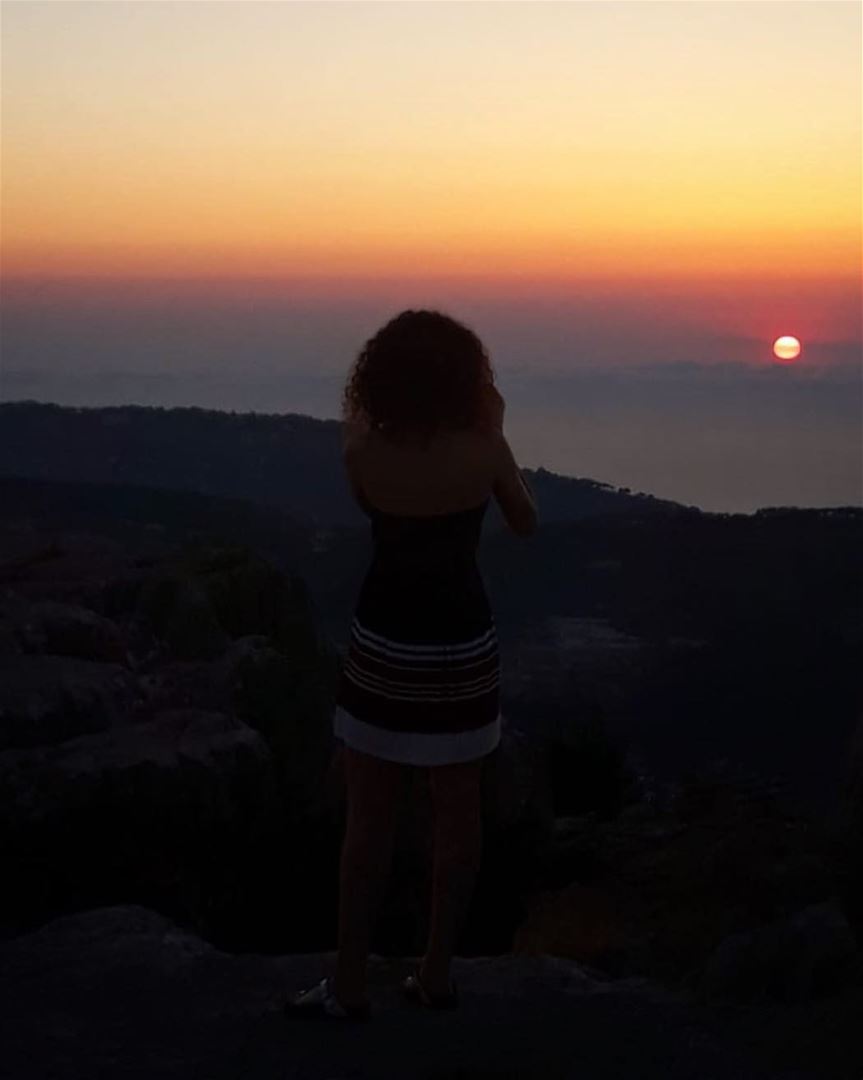 La plus belle des choses ☝🏻🌄 sunset  lebanon  summer  mountains  view ... (Lebanon)