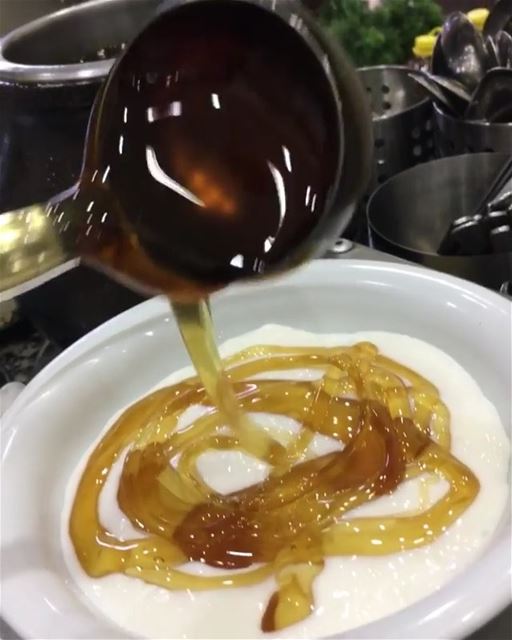 Labneh (iogurte libanês) com mel: uma deliciosa tradição nos cafés da manhã