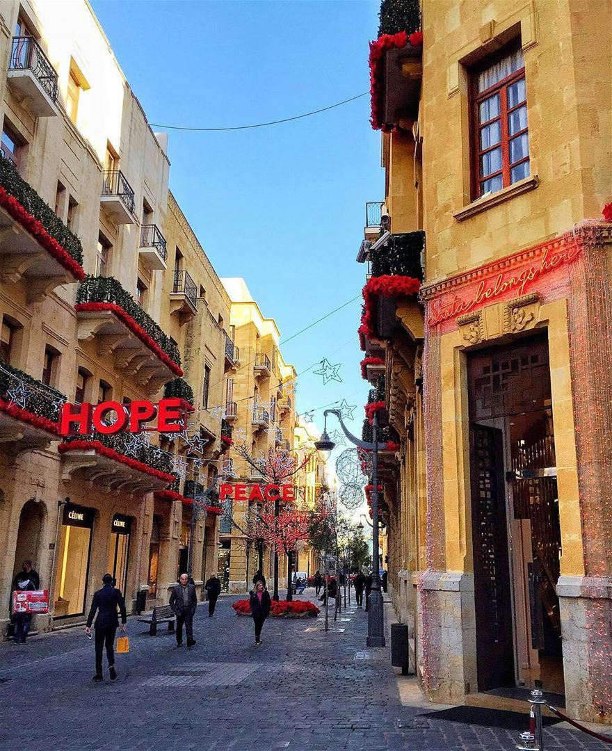 Last-minute shopping! 🏃🏻By @polsamuel  ChristmasInLebanon ... (Downtown, Beirut, Lebanon)