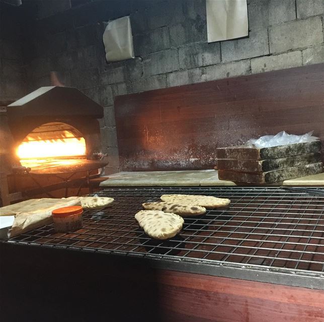  lebanon  lebanesefood  zaatar  manakeesh  oven  oldschool  food ... (`Aydamun, Liban-Nord, Lebanon)