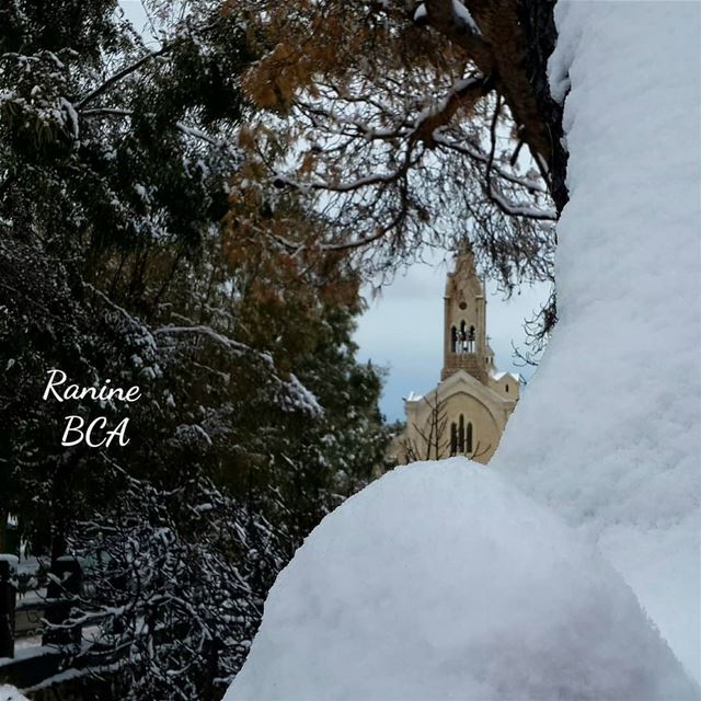 Let it snow ❄.. snowday  beitchabab  tb  church  saintantoine  chbebieh... (Beït Chabâb, Mont-Liban, Lebanon)