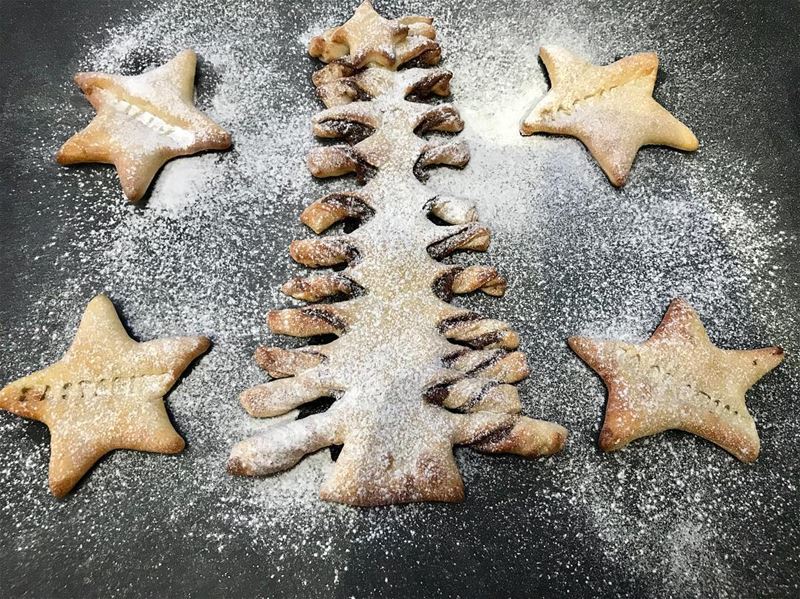 Let it snow ❄️ icing Sugar on our Christmas tree Nutella🍫 pastry🎄 food...