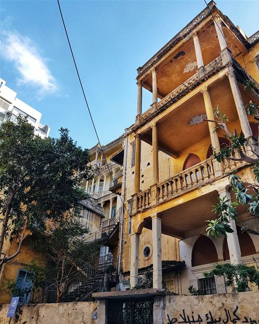 Let these buildings never sense the bullet holes again 💚 В этот теплый сол (Beirut, Lebanon)