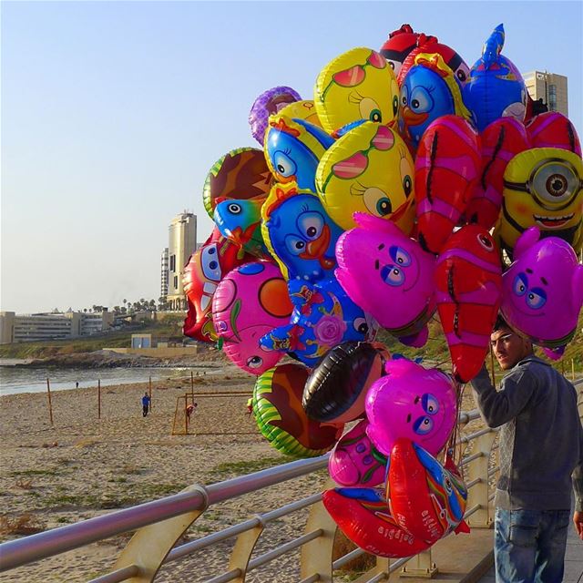 Life is like a balloon.. if you never let yourself go, you will never know... (Ramlat Al Bayda', Beyrouth, Lebanon)