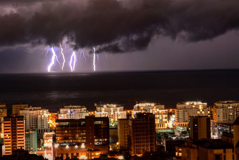 Lightning makes no sound until it strikes!!!••••• photooftheday ... (Naccache)