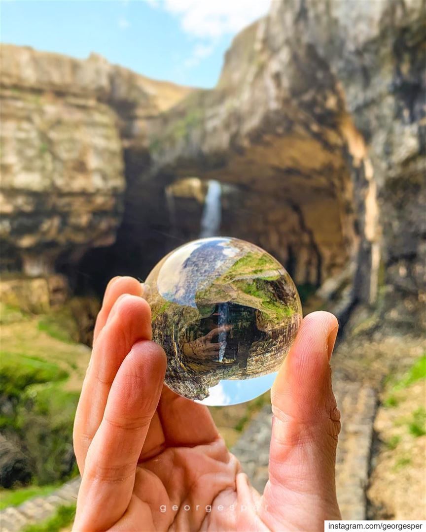 Little Earth Globe in my hand 🌎 @lensball .....  beautifullebanon ... (Tannurin At Tahta, Liban-Nord, Lebanon)