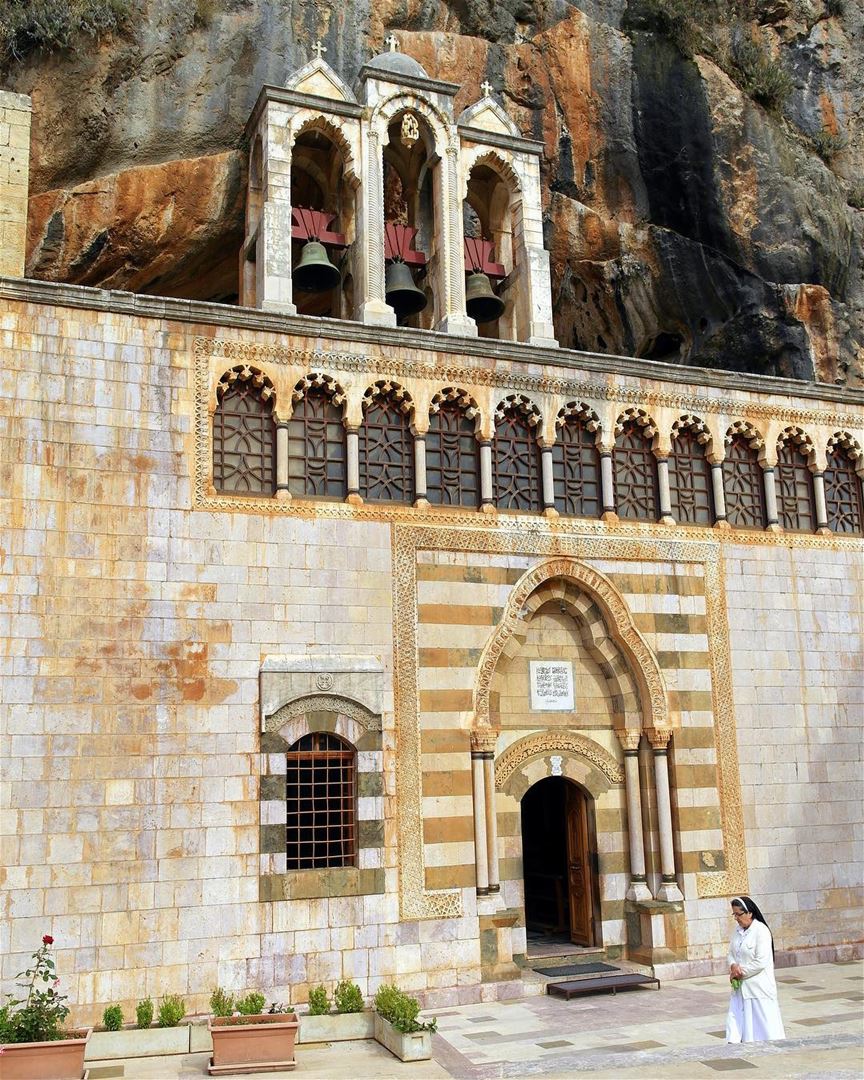 Localizado no Vale Qadisha, o Mosteiro de Santo Antônio Qozhaya possui uma... (Mar Antonios-Kozhaya)