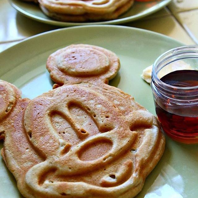 Look how cute these Mickey Pancakes / Waffles are 🙈 I used to have the same machine, no idea where it is now 😋 Happy Thursday! ☀️🎈