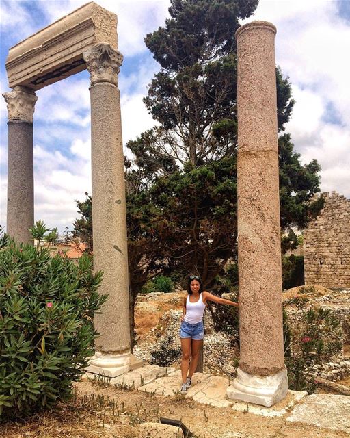 Look ma, I'm this tall 💁🏻... lebanoneats  jbeil  byblos ... (Byblos Castle)