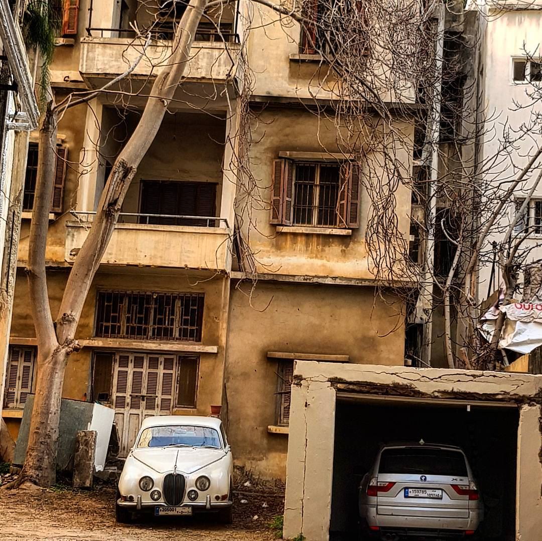Love this old jaguar  vintage  car oldbutgold  olddays  livelovebeirut ... (Beirut, Lebanon)
