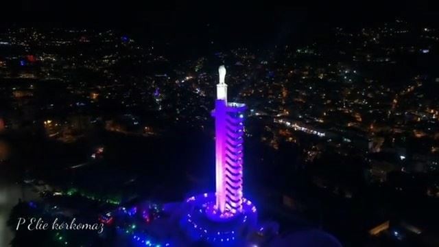 Luzes de Natal enfeitam o santuário de Nossa Senhora de Zahle. Vejam e... (Zahlé, Lebanon)