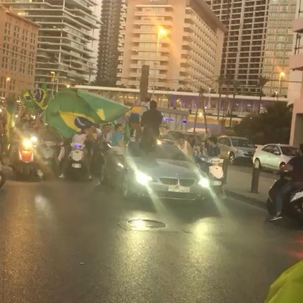 Líbano festejando a vitória do Brasil. Veja mais vídeos da @1001trips e @na (Zaitunay Bay)