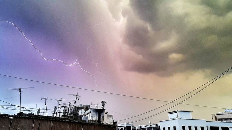 .Magical skies now Over beirut ! @livelovebeirut is under Storms ! 🌟🌟🌟⚡ (El Mazraa, Beyrouth, Lebanon)