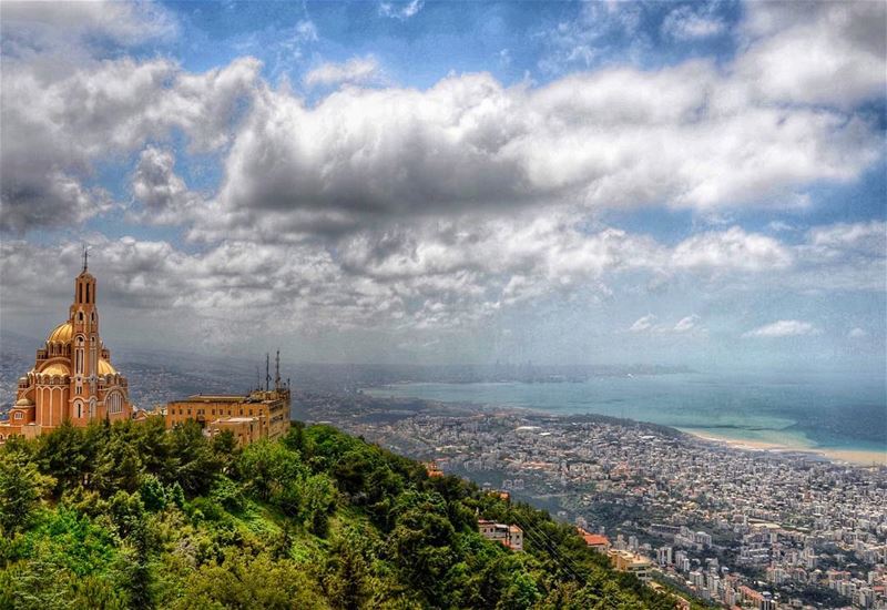 Majestic morning! I hope everyone is having a great Sunday! 👑 ... (Harîssa, Mont-Liban, Lebanon)