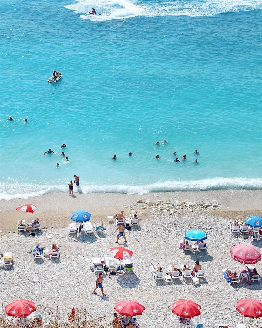 Maneira ideal de começar a semana: quem se anima a vir à praia de Byblos... (Byblos, Lebanon)