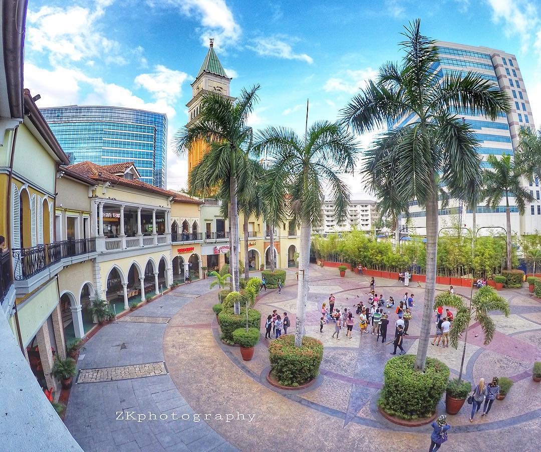Manila 🌴 • 😁 •   ig_today  ig_eurasia  igersphilippines  igtravel ... (Venice Piazza Grand Canal Mall McKinley Hill)
