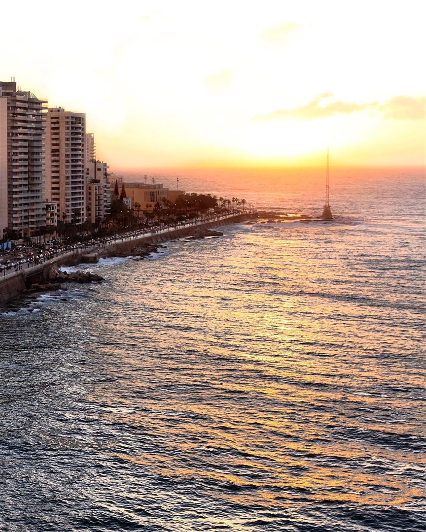 Mar doce lar e o mais belo pôr do sol do mundo, debruçado sobre o Mediterrâ (Beirut, Lebanon)