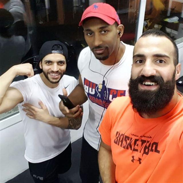 Me and the crew. Great midnight training.  goodlife  goodlifefitness  gie... (Goodlife Fitness)