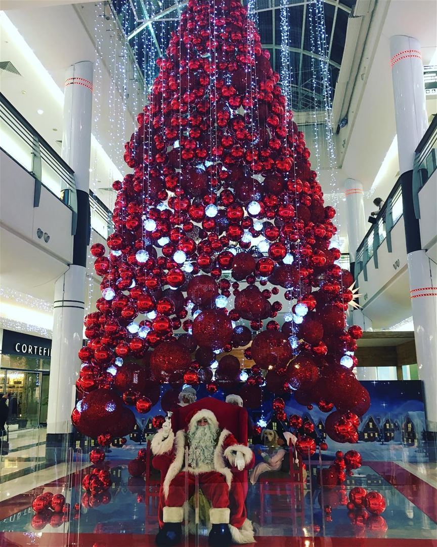Merry Christmas 🎊🎁🎄🎅🏻🤶🏼☃️.... love  photooftheday  instadaily... (CityMall In Beirut)