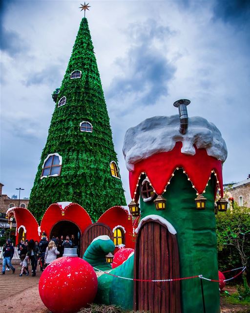 Merry New Year 🎊  merrychristmas  christmas  holidays  Tree  sapindenoel ... (Byblos, Lebanon)