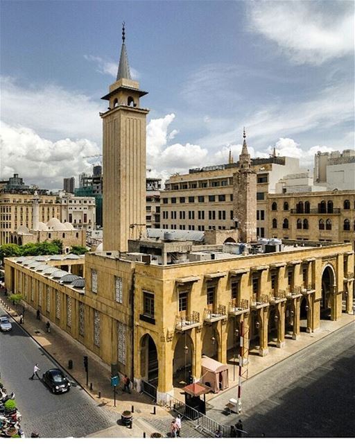 Minaretes das mesquitas Al-Omari e Emir Mansour Assaf, em Beirute,... (Al Omari Mosque)
