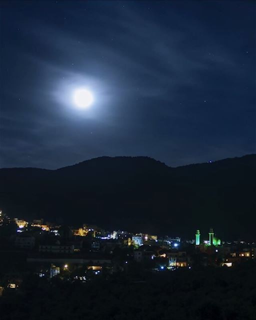 Moon Timelapse Video is here, sadly i need to trim this to 1 minute to fit... (`Arab Salim, Al Janub, Lebanon)