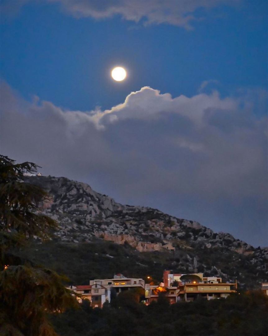 Moonlight floods the whole sky from horizon to horizon;How much it can... (Zgharta District)