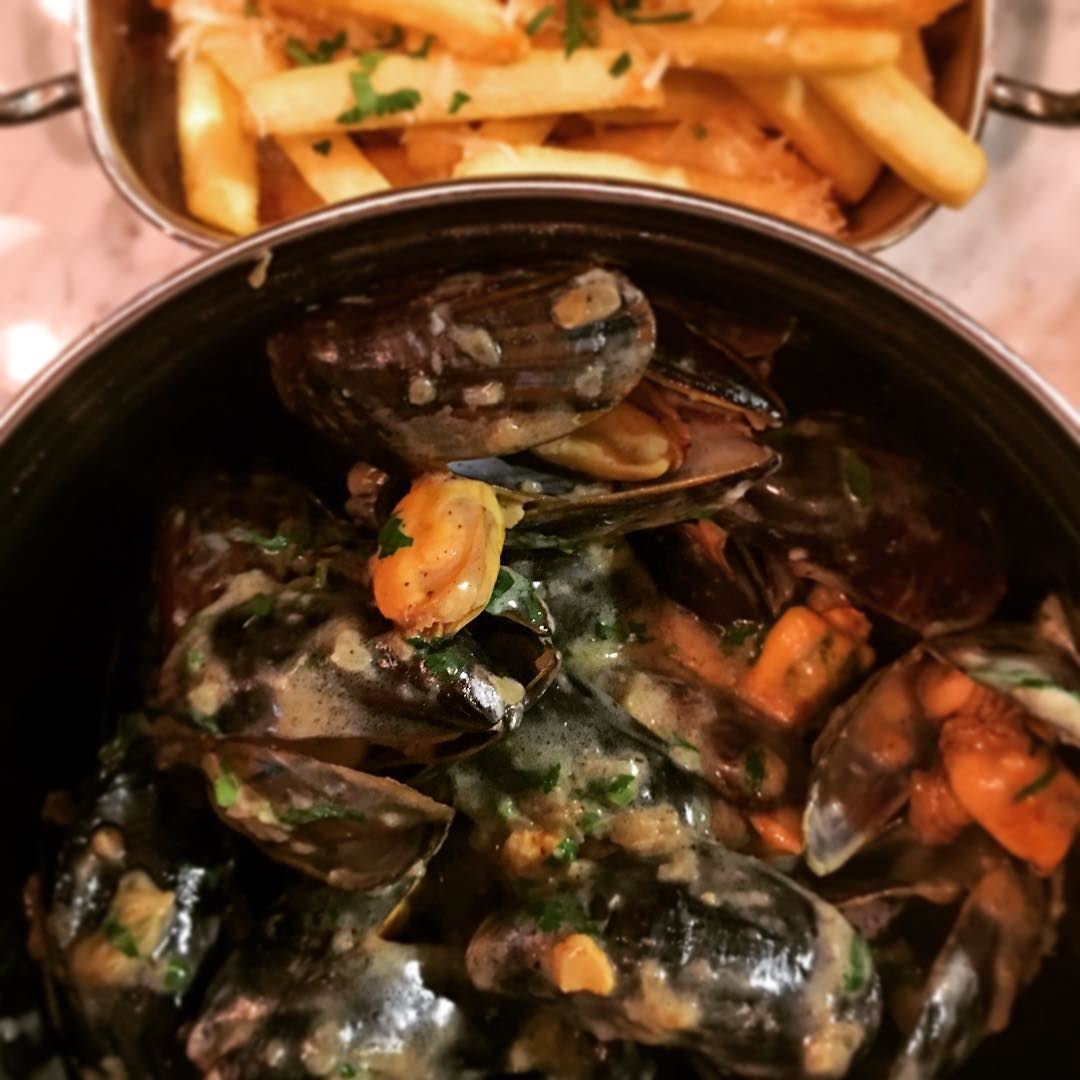 Moules et frites at @lesmalins @thebackyardhazmieh.. mussels  clams ... (Les Malins)