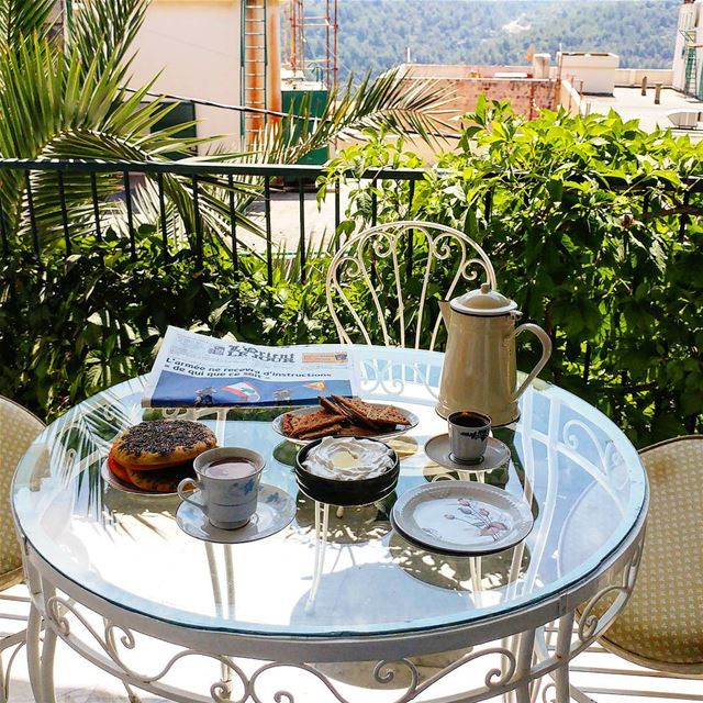 Multitasking😃 readingpaper  drinkingcoffee  havingbreakfast ... (Dayr Al Qamar, Mont-Liban, Lebanon)