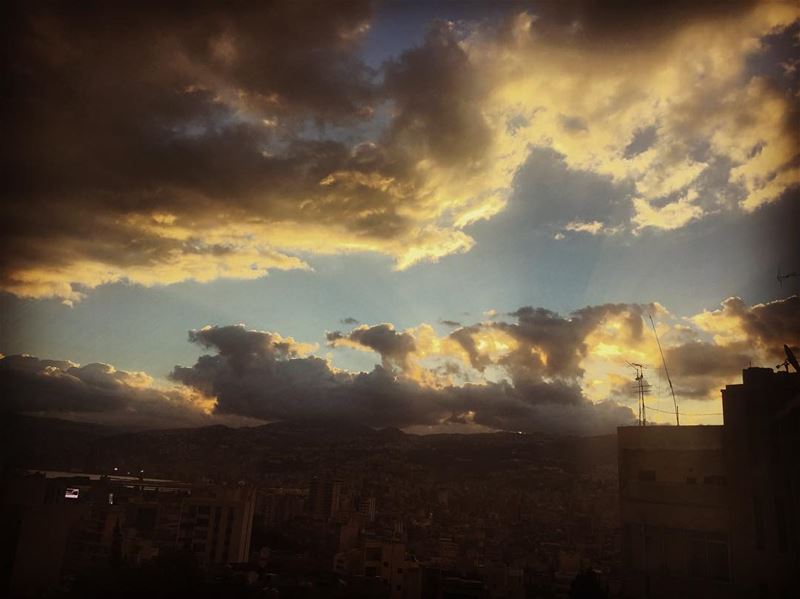  nature  sky  grey  white  clouds  sun  light  shadows  rain  town ... (Hôpital Libanais Geitaoui - CHU)