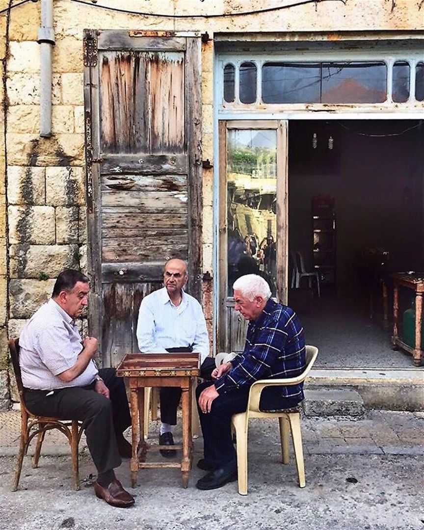 No Líbano, o antigo jogo de tabuleiro, conhecido como gamão, é muito mais... (Douma, Liban-Nord, Lebanon)