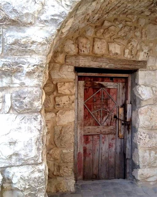  nostalgia  olddoor  abandonned  village  lebanonhomes ... (Lebanon)