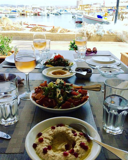 Nothing better than enjoying a fresh lunch in the port of Sour (Tyre) ☀️.... (Tyre, Lebanon)