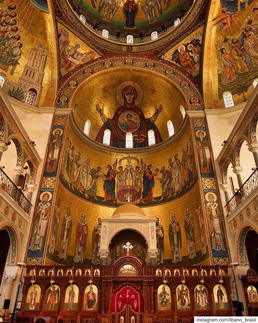 🇱🇧🇧🇷 Nunca é demais apreciar a beleza do interior da Basílica de São... (Harîssa, Mont-Liban, Lebanon)