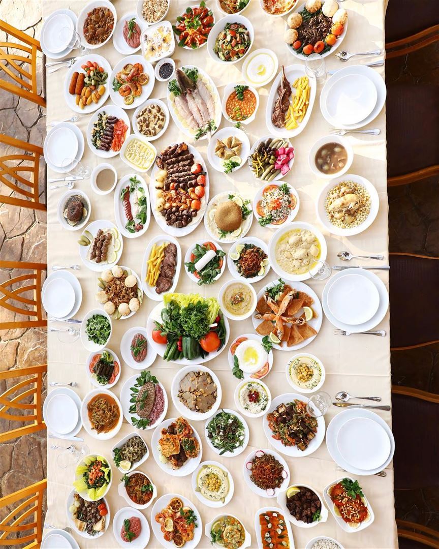 Não é montagem! A fartura na mesa dos restaurantes do Líbano, é exatamente... (Burj Al Hamam)