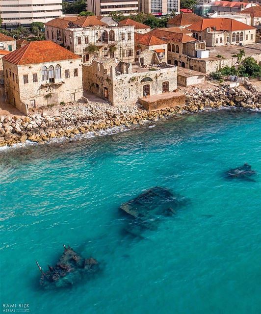 O Líbano é impressionante. Vejam esse barco antigo afundado na costa de... (جونية - Jounieh)