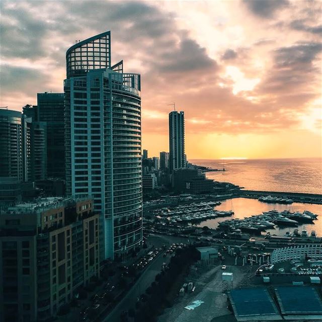 Obrigado @rabz84 por enviar esta bela foto do pôr do sol em Beirute! 🇱🇧... (Zaitunay Bay)