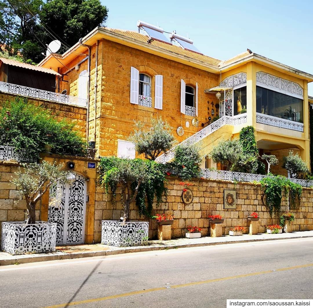 oldhouse beautiful traditionalarchitecture  yellow  flowers  street ... (Deïr El Qamar, Mont-Liban, Lebanon)