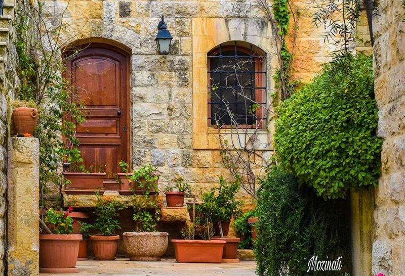  oldplace heritage oldhouse old houses lebanonhouses door window... (Dayr Al Qamar, Mont-Liban, Lebanon)