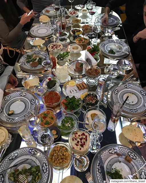 🇱🇧🇧🇷 OMG! Como não resistir ao banquete tipicamente libanês do @emsheri (Em Sherif)