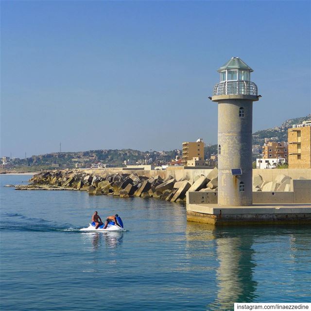 Once the lighthouse is seen, the rest of the sea is ignored (T.G.)..@leb (Batroûn)